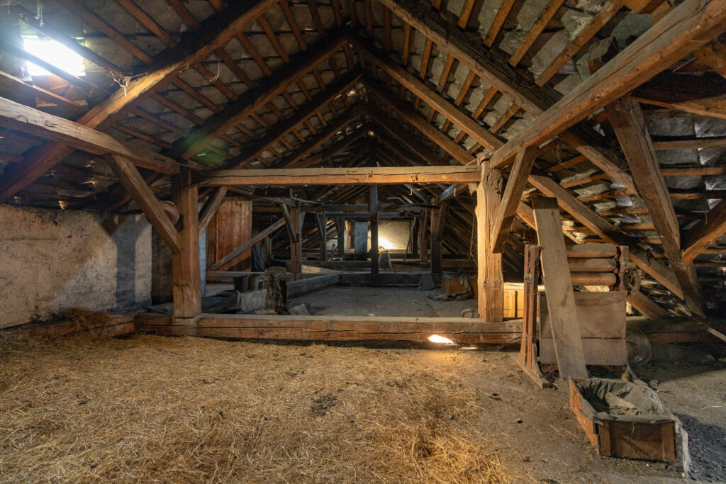 Stará půda s dřevěnými krovy před rekonstrukcí rodinného domu