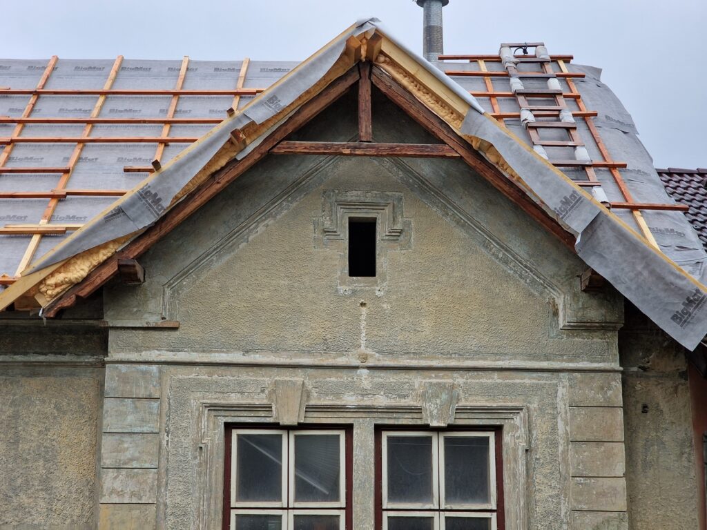 Rekonstrukce střechy rodinného domu na klíč – odkrytý krov se zateplením a novou pojistnou hydroizolací na historickém štítě